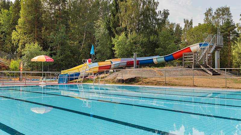 Höglundabadet i Jordbro. Still bassäng och vattenrutschkana