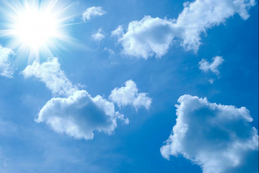 blå himmel med moln