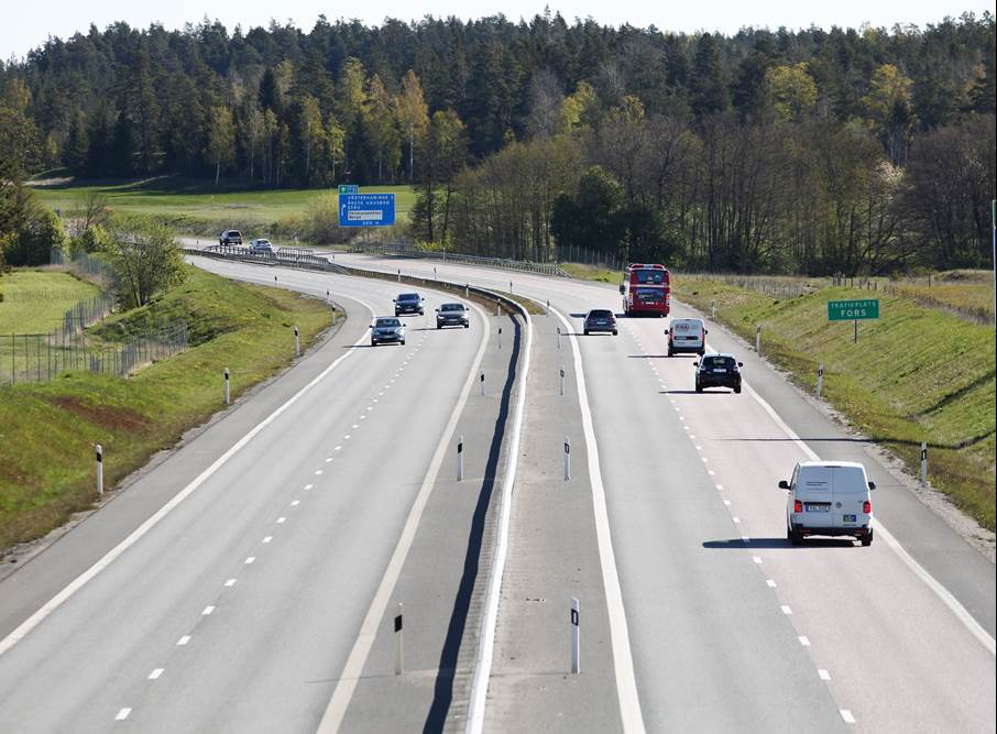 Vy över motorväg med fordon