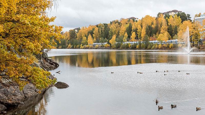 Rudan sjön med vy mot pendeltåget