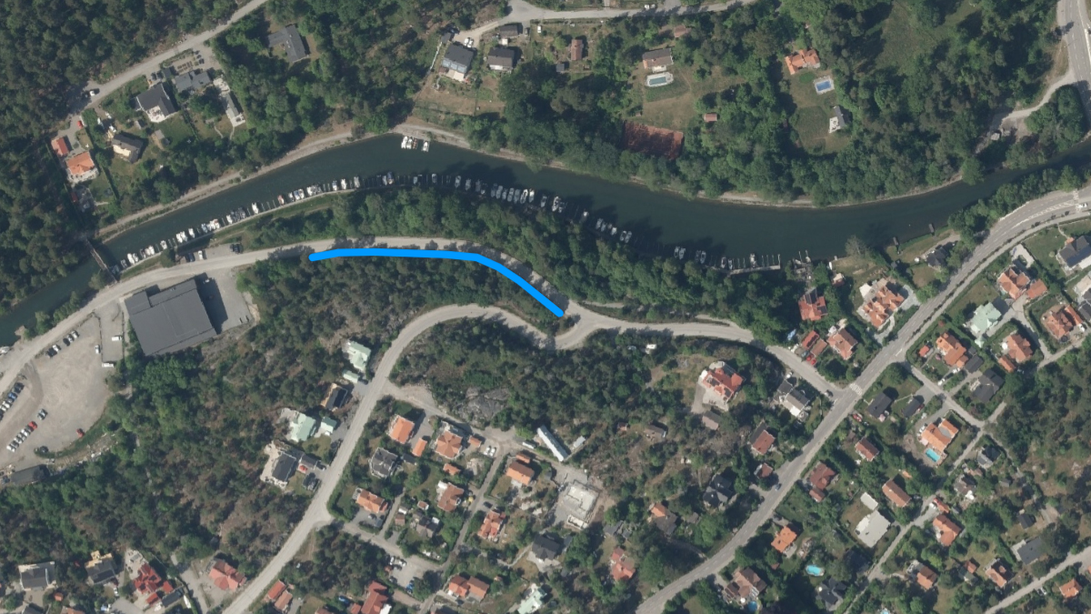 Kartbild över Askfatsvägen på Dalarö . En blå markering i kartan visar var nya parkeringsplatser ska byggas.