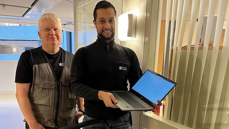 Två medarbetare i en korridor.