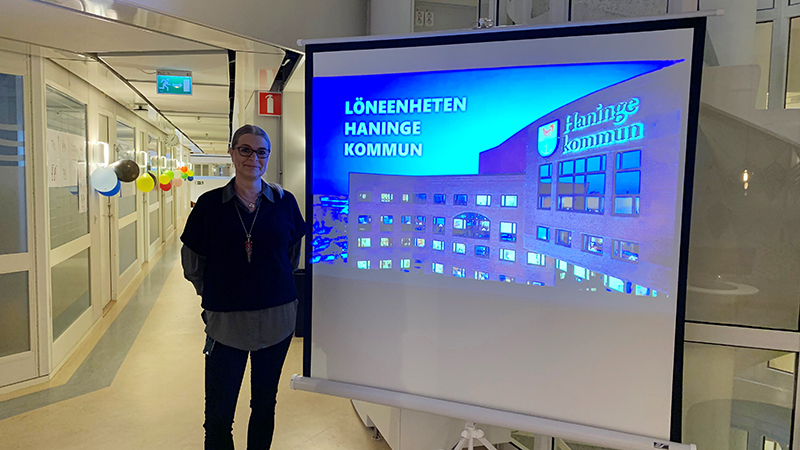 Kvinna från löneenheten.