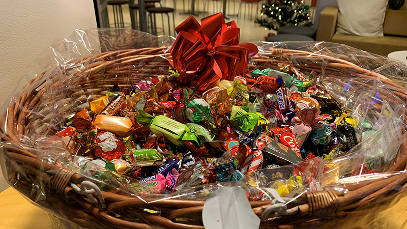 Korg med julgodis.
