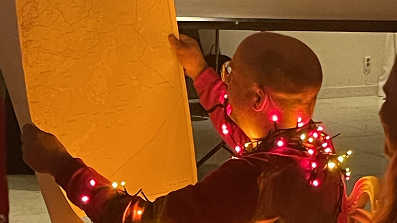 Mikael Stadin Steffen, lokalförsörjningschef, vann två priser. Här studerar han stolt priset han fick i en tävling som avdelningen samhällsplanering och ledning hade ordnat – en karta över Haninge. 