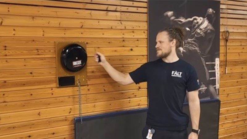 Fältassistent Jimmy ringer i klockan vid boxningsringen.