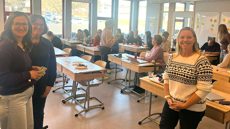 Tre kvinnor i ett klassrum