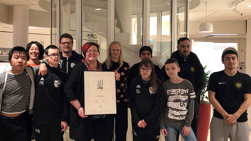 Carolina Klüft och barn tar emot diplom.