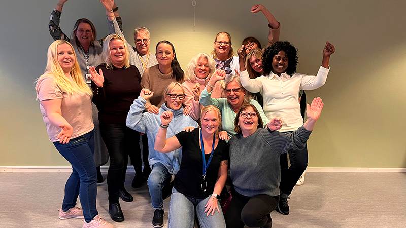 Medarbetare från dagverksamheterna Hagagården, Gnistan och Hörnet gläds åt utbildningen. Glada medarbetare som sträcker händerna i luften och gör segergester.