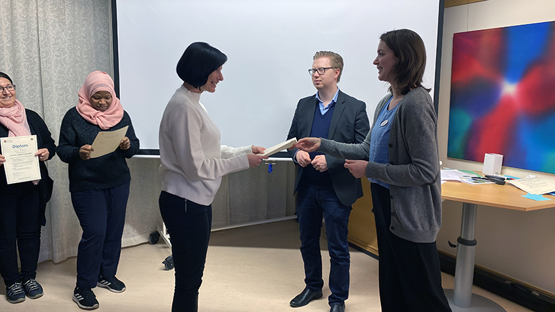 Deltagare tar emot diplom