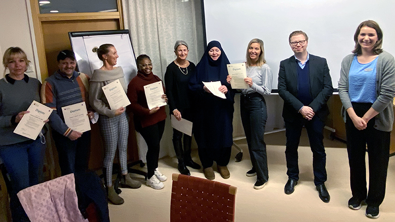 Deltagare visar upp sina diplom