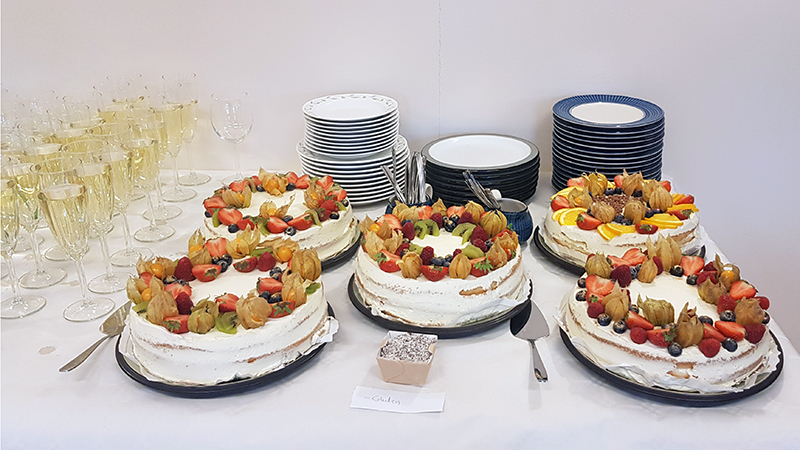 Glas med mousserande och tårtor