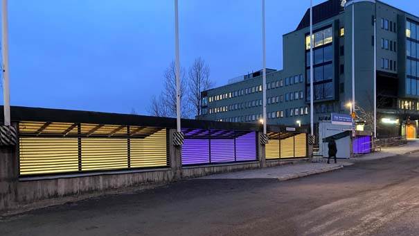 Parkeringsgaraget på Rudsjöterrassen 11 upplyst i gult och blått till stöd för Ukraina.  Parkeringsgaraget på Rudsjöterrassen 11 upplyst i gult och blått till stöd för Ukraina.