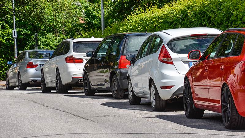 Bilar parkerade på gatan Bilar parkerade på gatan