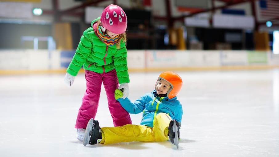 Två barn som sitter på isen.