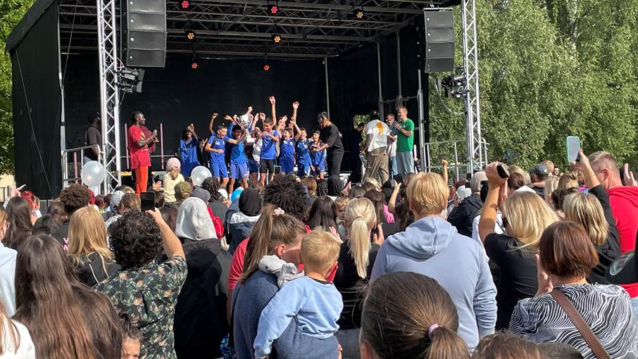 Prisutdelning i Birger Jensen Cup på scen tillsammans med Panetoz. Pojkar i fotbollskläder tar emot pris på scen.