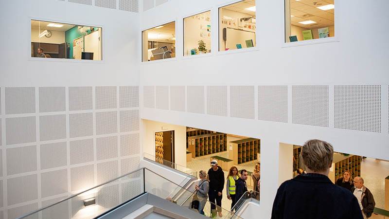 Trapphus i Vikingaskolan. Människor rör sig i trapphus i en skolbyggnad.