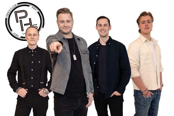 Fyra personer står bredvid varandra. Personen längst fram pekar mot kameran och en rund logotyp syns i bakgrunden