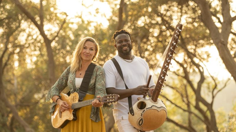 Sousou och Maher Cissoko står tillsammans i en lummigt grönskande utomhusmiljö. 