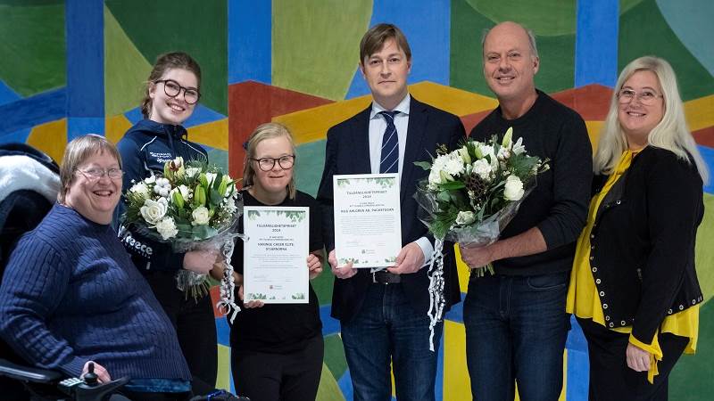 Tillgänglighetspriset delades ut på kommunfullmäktige till Haninge Cheer Elite och Nils Ahlgren AB Prisutdelning till vinnarna i kommunhuset