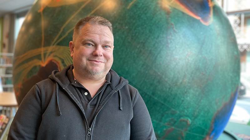 Magnus Lindberg är lärare på Vega skola och har trimmat sina elever rejält i privatekonomi. Kunskap, snabbhet och härliga vinnarskallar gjorde att de vann, säger han.