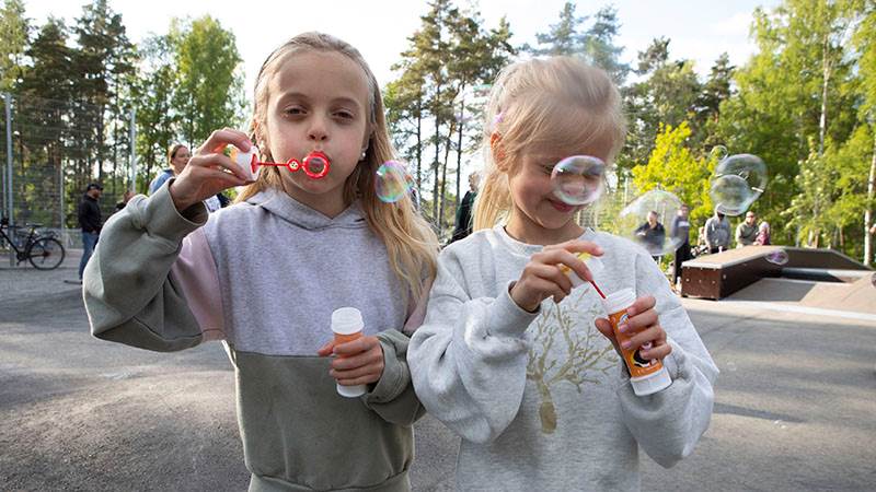 Lillgårdens nya lekplats och aktivitetsyta är uppskattad av barn och unga. Bild på två flickor vid invigningen av Tungelsta lekplats och aktivitetsyta