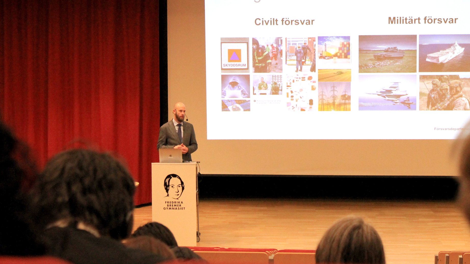 En man talar på en scen 