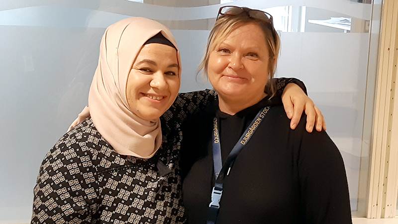 Zeynep och Anu från Brandbergens hemtjänst studerar inom Äldreomsorgslyftet. Två glada kvinnor håller om varandra om axlarna