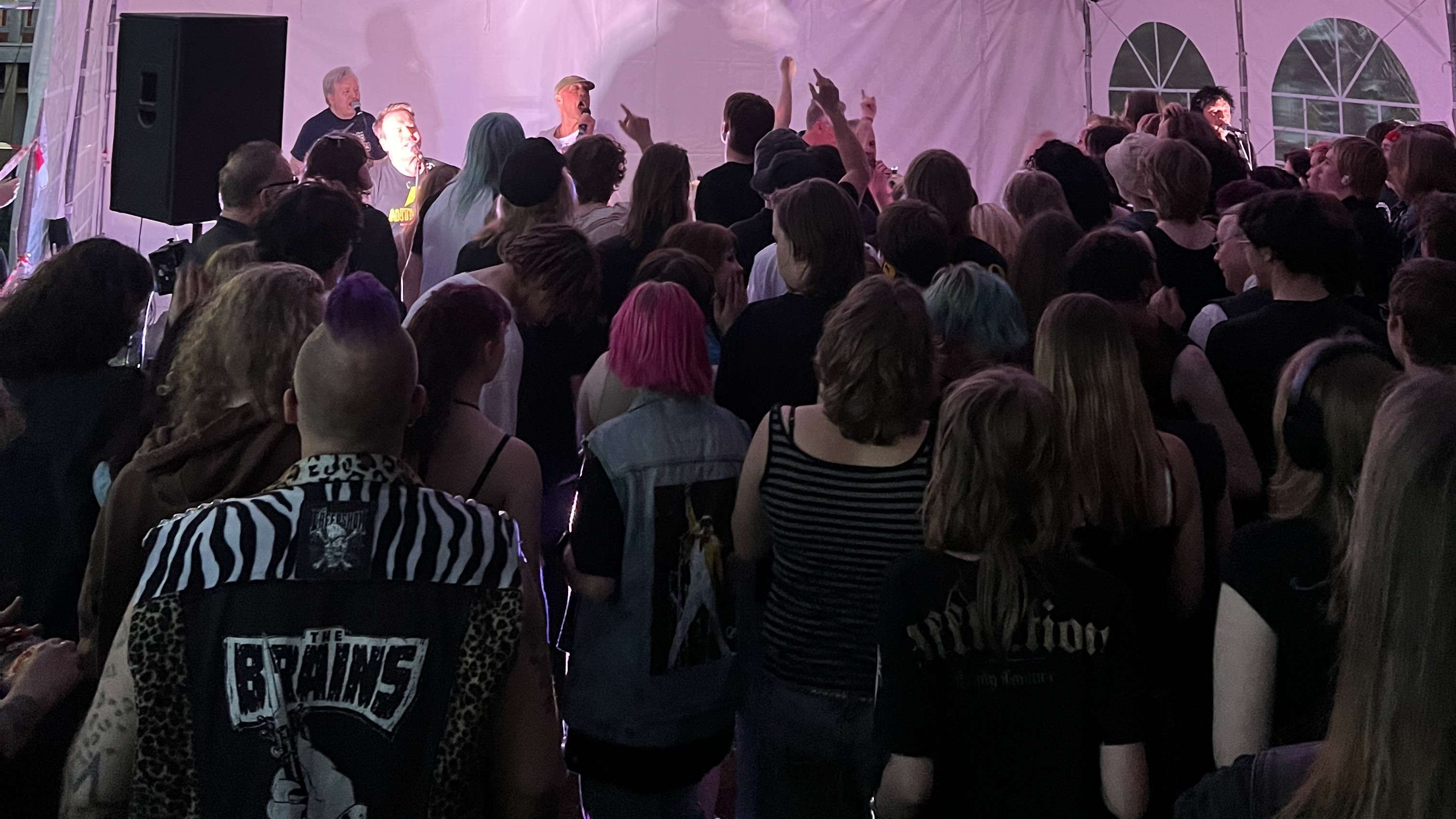 Ungdomar som står i publiken på Punkladan / Punkfestival  i Västerhaninge