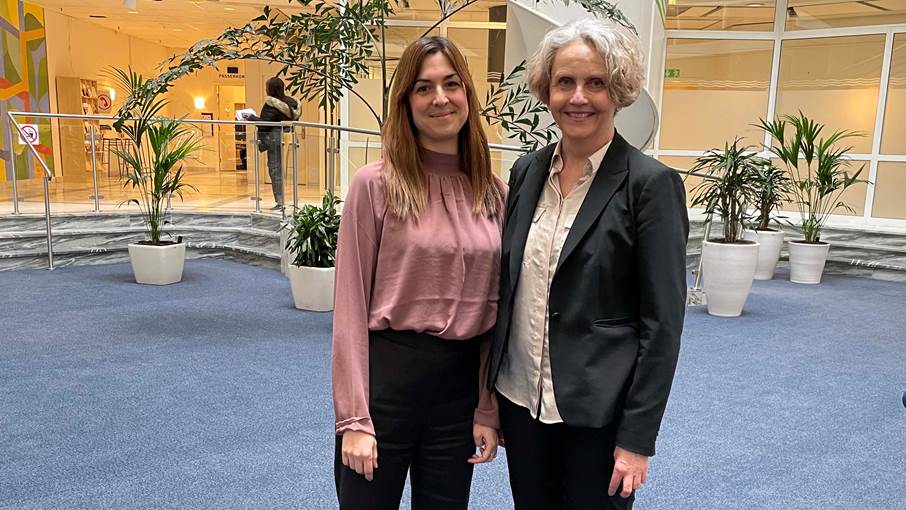 Klara Eck, projektledare för ESF-projektet Arbetsmarknadscenter och Ingrid Alegren, avdelningschef på Arbete och försörjning. Klara Eck och Ingrid Alegren