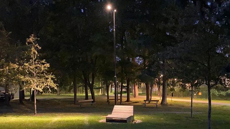 Förbättrad belysning i Sågenparken Belysning i Sågenparken som lyser upp en fåtölj