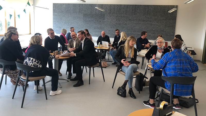Ledningsgrupperna för UBF och SÄF samlades i UBF:s lokaler Grupper av människor sitter vid bord