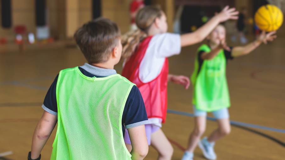 Aktiviteterna är direkt efter skolan och öppna för alla elever. Barn i träningskläder som spelar match.