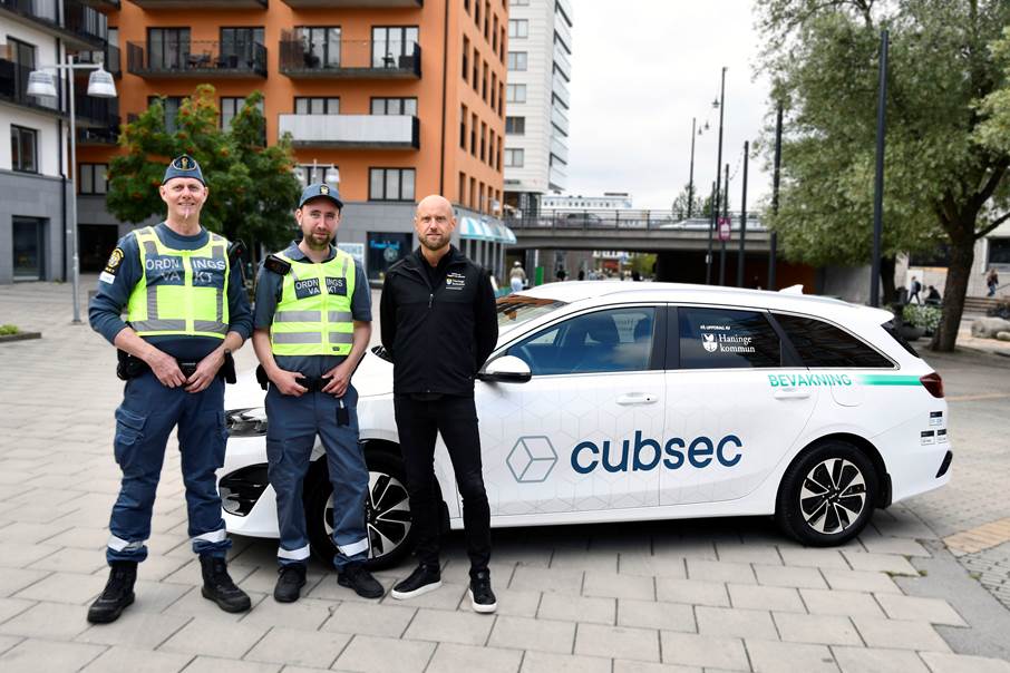 Två av Cubsecs ordningsvakter gör sig redo för sitt första uppdrag i kommunen, här tillsammans med trygghets- och säkerhetschef Tony Beijbom.