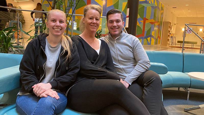 Frida Hansson, Anna Bäckström och Filip Karlström går på utbildningen inom Äldreomsorgslyftet Tre personer sitter på en soffa tillsammans