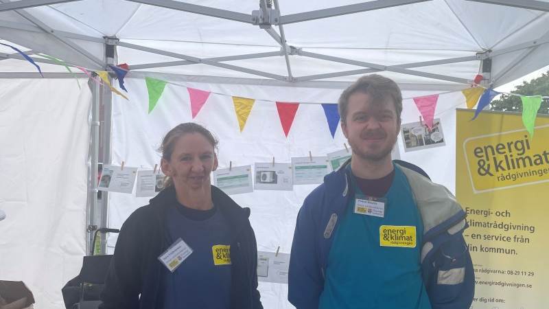 Energi- och klimatrådgivarna Sara Linhammar och Pontus Roseen bjöd på praktiska tips på hur man kan spara på elen. Energi- och klimatrådgivarna i ett utställningstält på Haningedagen