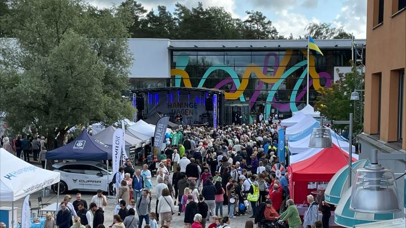 Haningedagen slog besöksrekord i år. Från Stora scenen på Poseidons torg uppträdde kända artister. Folksamling framför en scen på Poseidons torg