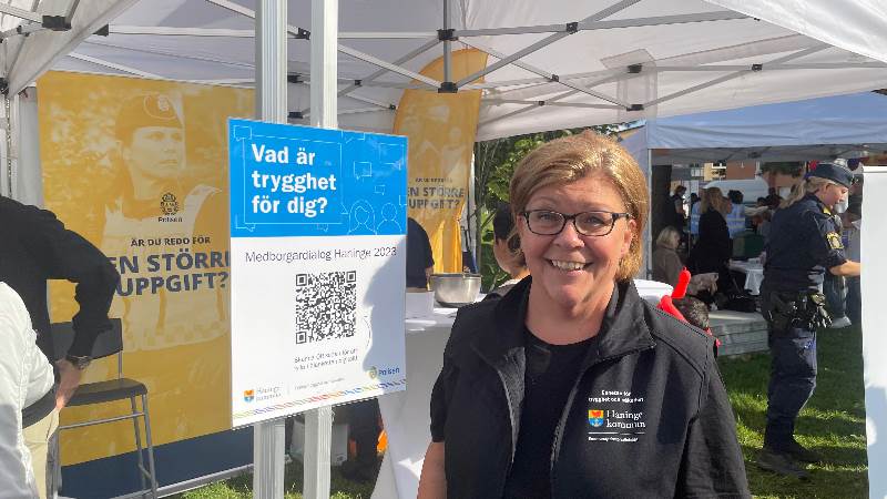Jeanette Tano, enheten och trygghet och säkerhet, mötte många besökare som ville delta i enhetens medborgardialog om trygghet Trygghetssamordnare i utställningstält