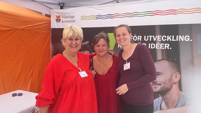 Maria Zwahlen, yrkesambassadör från SÄF, och Åsa Rannberg och Jenny Tornmalm, HR, tipsade jobbsugna  om lediga jobb i  kommunen.