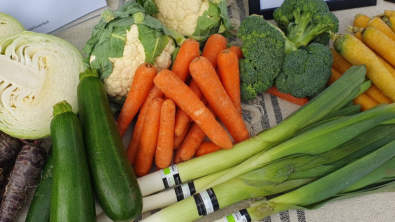 Olika grönsaker på ett bord