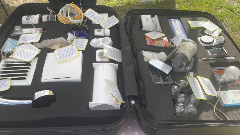 En hel väska med praktiska energitips! Väska med attiraljer som används för att spara energi