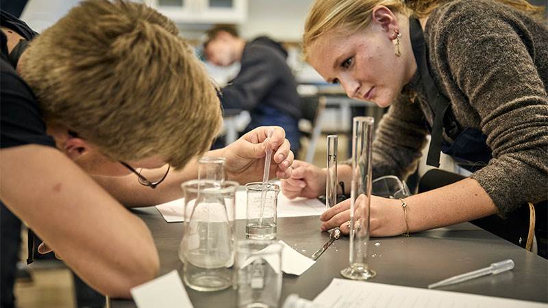 Eleverna Tor Engqvist och Elin Aalo från Tungelsta skola arbetar med att tillverka kvantprickar av kol.