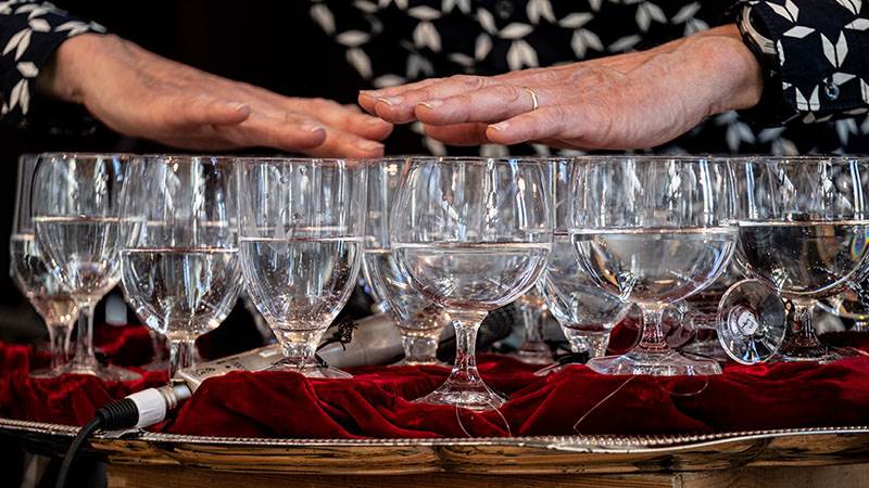 Konsertturnén bjuder bland annat på musik spelad på lite mer udda instrument. Händer som spelar musik på flera vattenfyllda vattenglas
