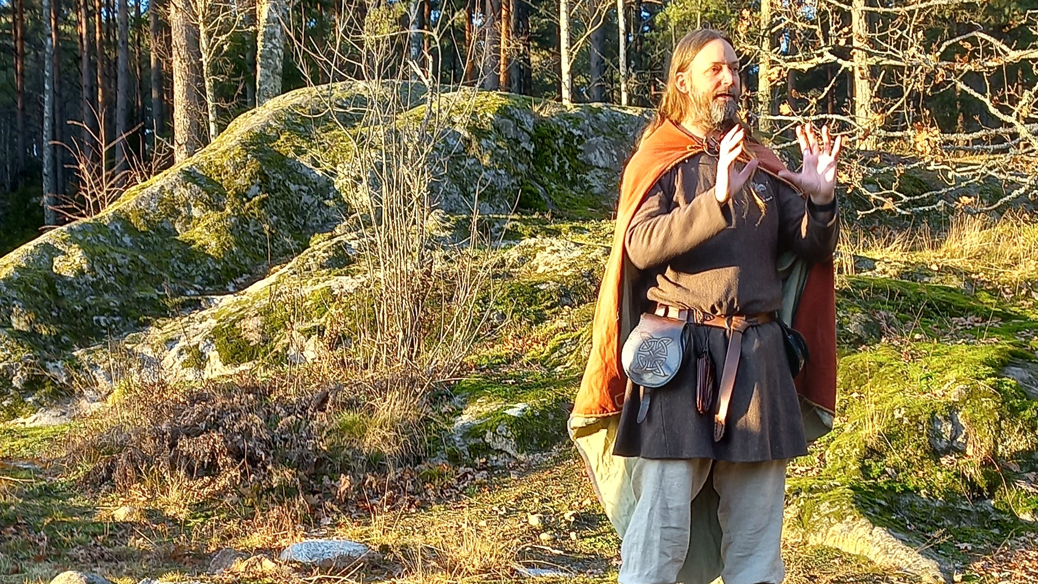 Bild på en person vid Jordbro gravfält