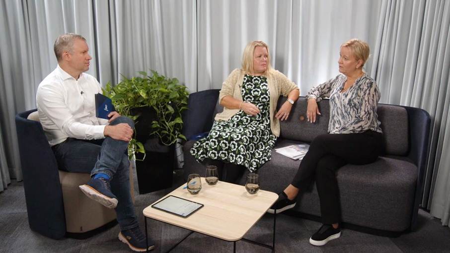 Socialstyrelsens moderator Johannes Jakobsson intervjuar Sanna Halfdan, utredare Socialstyrelsen och Marie Nyström, kvalitetsutvecklare och projektledare för omställningen till ny socialtjänst, socialförvaltningen Haninge kommun. En man sitter i en fåtölj och intervjuar två kvinnor som sitter i en soffa.