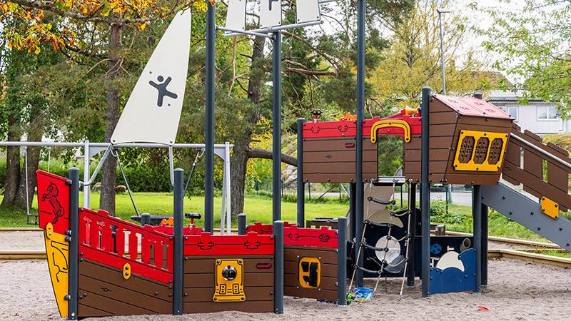 Klätterställning i form av sjörövarskepp