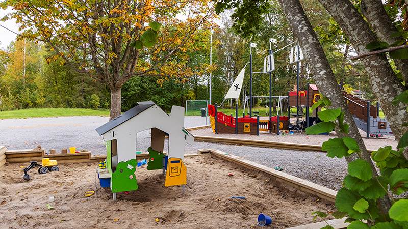 Lekhus och sjörövarskepp på lekplats