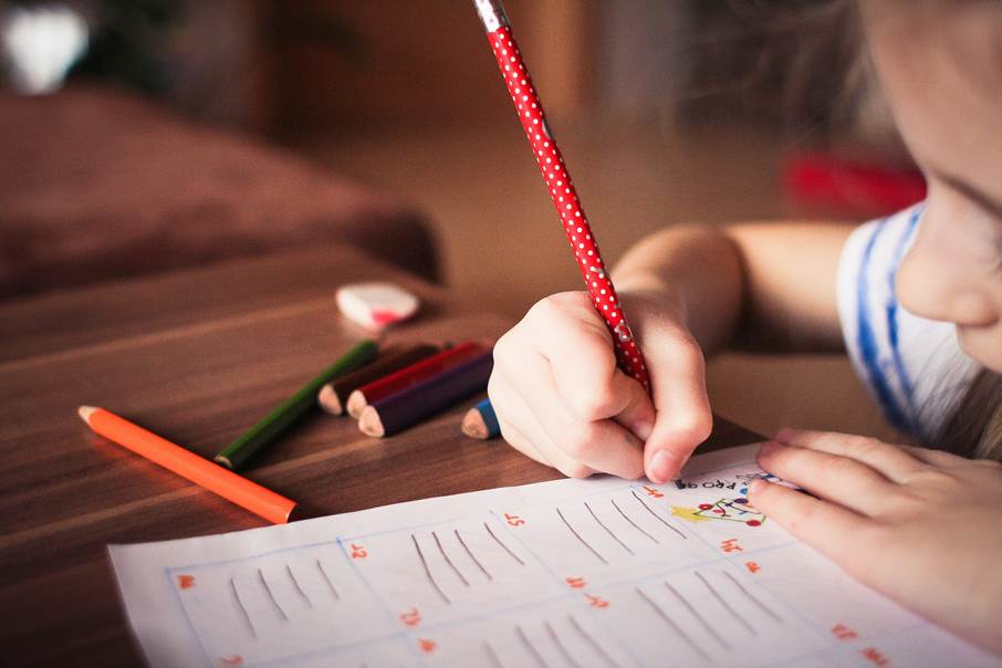 Ett barn i förskolan som skriver
