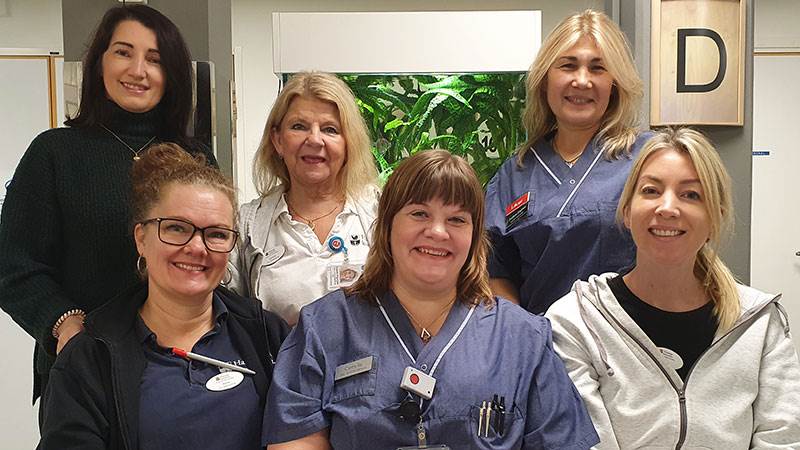 På bilden, övre rad från vänster: projektledare Renata Stypula, sjuksköterska inom Team för Stöd och hälsa, Lisbeth Wigström, läkare vid SMO-mottagningen Svetlana Engman, nedre rad från vänster: sjuksköterska Team för stöd och hälsa, Anna Laumann, SMO-koordinatör sjuksköterska, Camilla Andersson, sjuksköterska Team för stöd och hälsa Maria Rylin. Medarbetare pilotprojekt för mottagning för samordnat medicinskt omhändertagande (SMO)