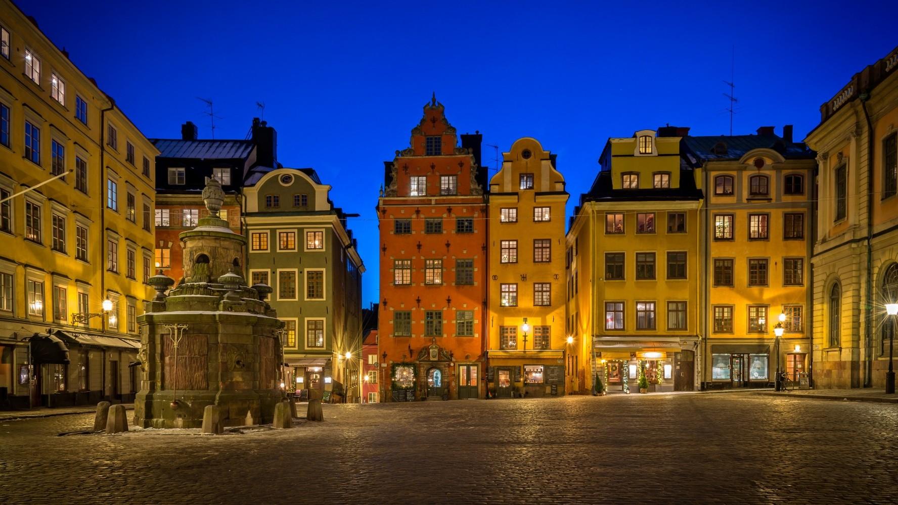 Gamla hus på Stortorget i Gamla stan under kvällstid